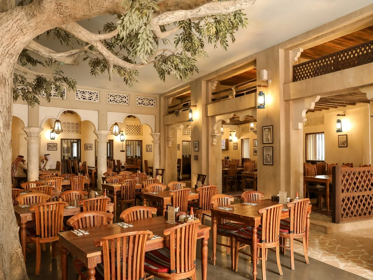 صالة طعام حول شجرة، بإضاءة الفوانيس