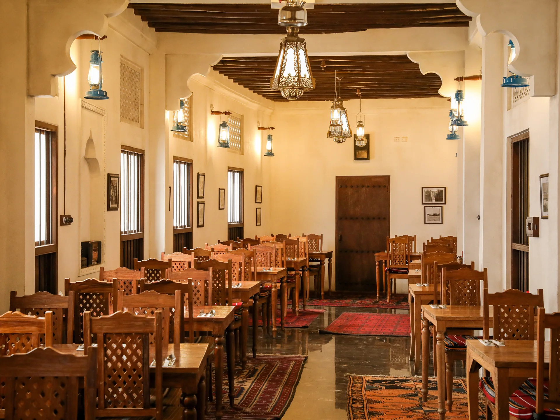 فرع ياس مول: صالة بسقف خشبي وفوانيس معلّقة